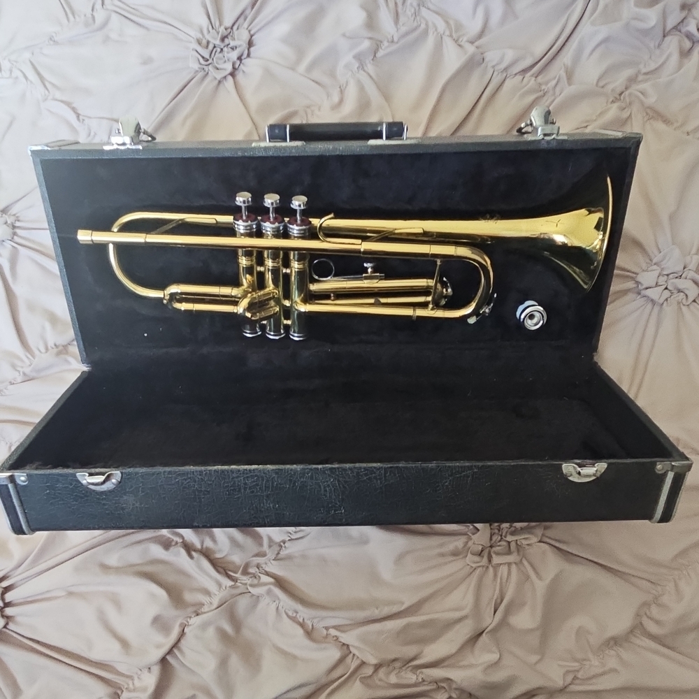 LaFayette Bb Trumpet Standard Type Brass Lacquered Gold Piston Valves with Case